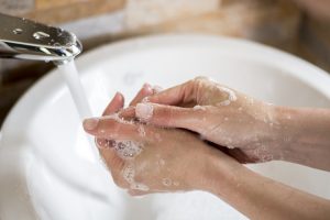 Správne umývanie rúk spomaľuje šírenie epidémií
